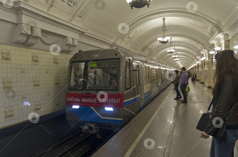 Скачать Поезд метро украшен баннером. фотосток Ozero