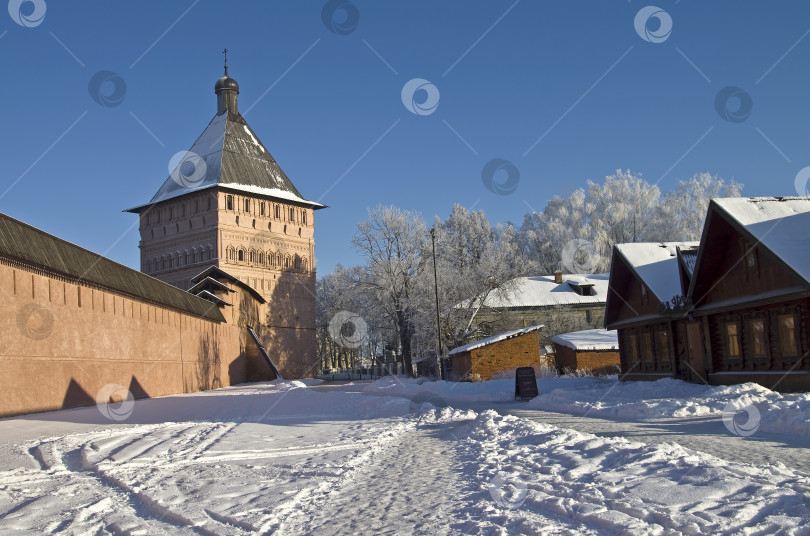 Скачать Стены и башни старого православного монастыря. фотосток Ozero