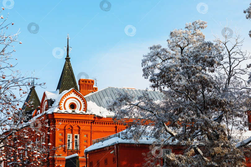 Скачать Верхняя часть здания центрального банка в зимний солнечный день. Россия, город Орел фотосток Ozero