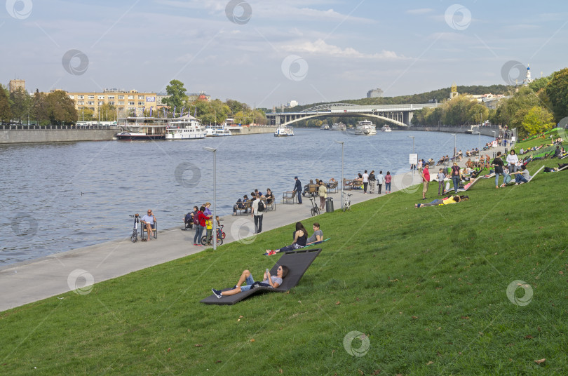 Скачать Набережная Московской реки фотосток Ozero