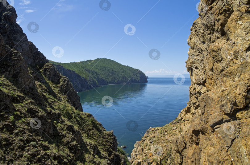 Скачать Расщелина в скалах. Озеро Байкал, Россия. фотосток Ozero