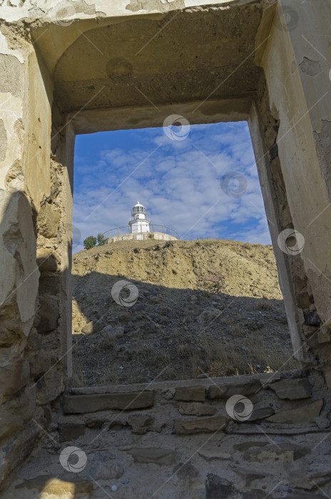 Скачать Взгляд на маяк из окна разрушенного дома фотосток Ozero