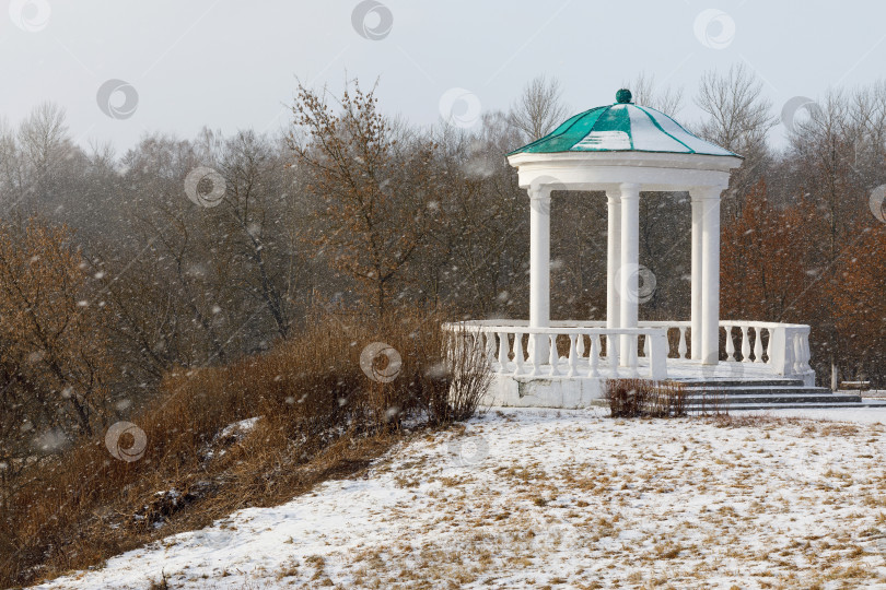 Скачать Беседка в историческом парке, дворянский дом снежным днем. Россия, город Орел фотосток Ozero