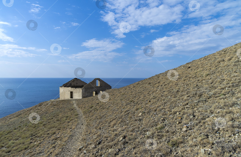 Скачать Старый разрушенный дом на склоне холма над морем. фотосток Ozero