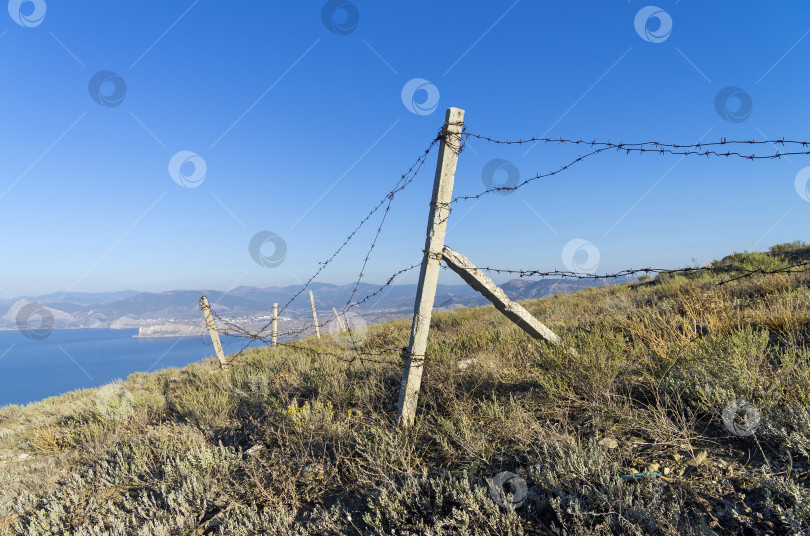 Скачать Забор заброшенной военной базы фотосток Ozero