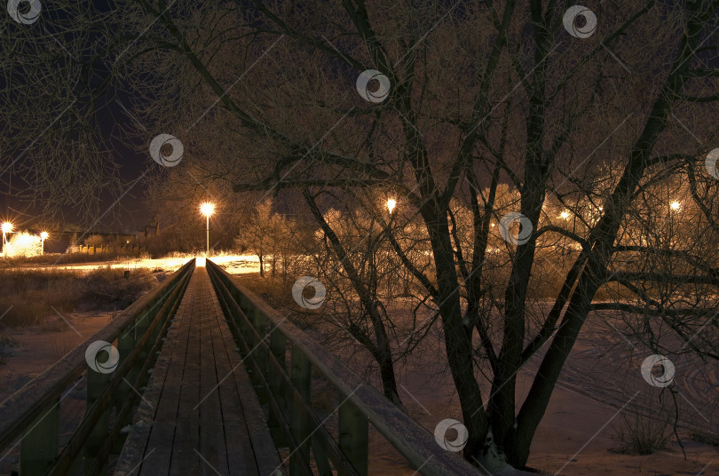 Скачать Пешеходный мост ночью. Суздаль, Россия. фотосток Ozero