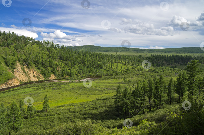 Скачать Вид сверху на долину небольшой реки. фотосток Ozero