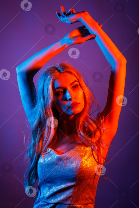Скачать Модная красивая девушка танцует в красочных неоновых огнях фотосток Ozero