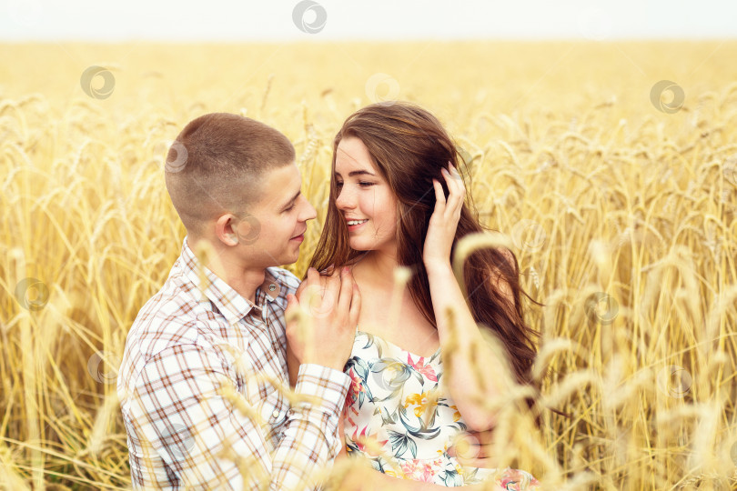 Скачать Молодая влюбленная пара признается в чувствах к друг другу, веселятся и отдыхают на пшеничном поле, семейный отдых фотосток Ozero