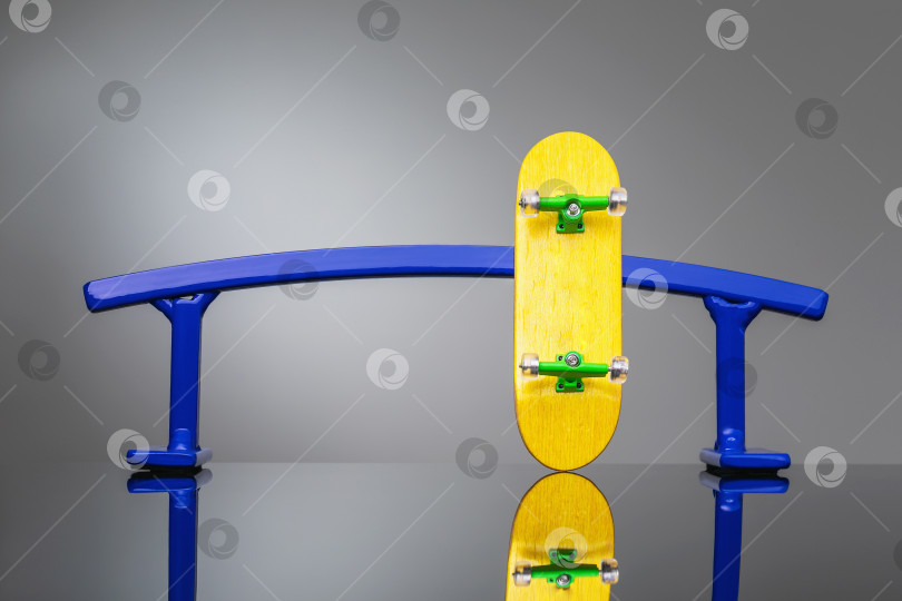 Скачать Желтый гриф и металлическая рейка для катания на маленьких скейтбордах фотосток Ozero