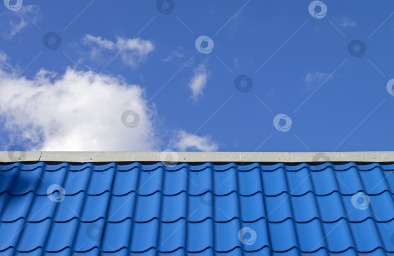 Скачать Голубая крыша на фоне голубого неба. фотосток Ozero