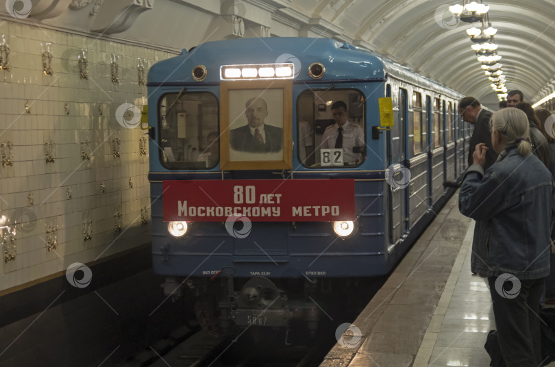 Скачать Поезд Московского метрополитена с портретом Ленина. фотосток Ozero