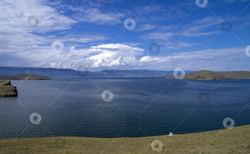 Скачать Облака над озером Байкал. фотосток Ozero