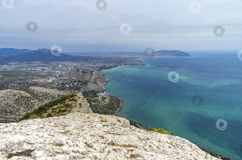 Скачать Крымское побережье, вид со склона горы. фотосток Ozero