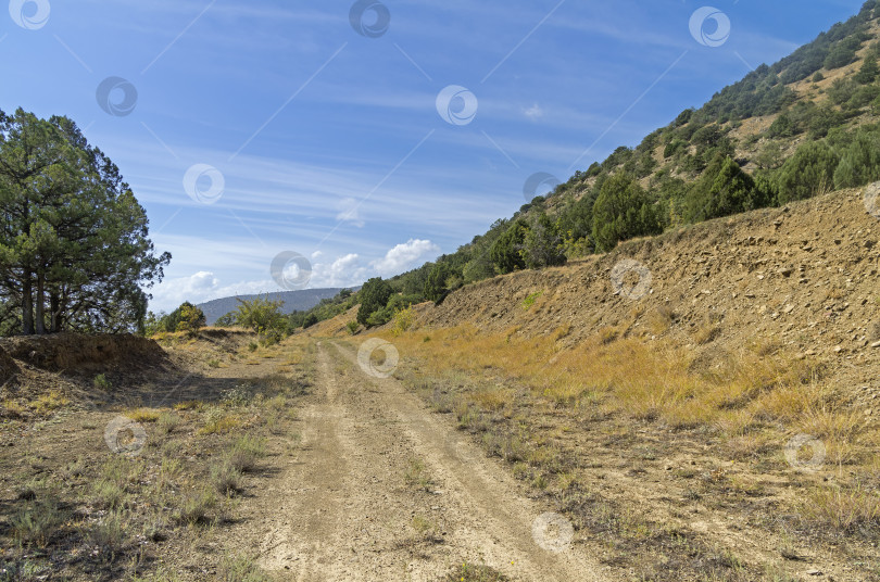 Скачать Грунтовая дорога в горах. Крым, сентябрь. фотосток Ozero