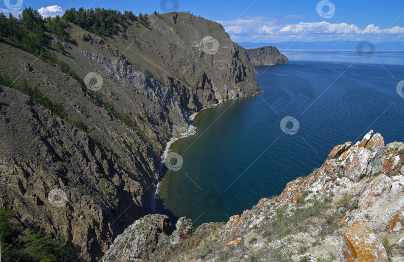 Скачать Прибрежные скалы. Озеро Байкал, Россия. фотосток Ozero