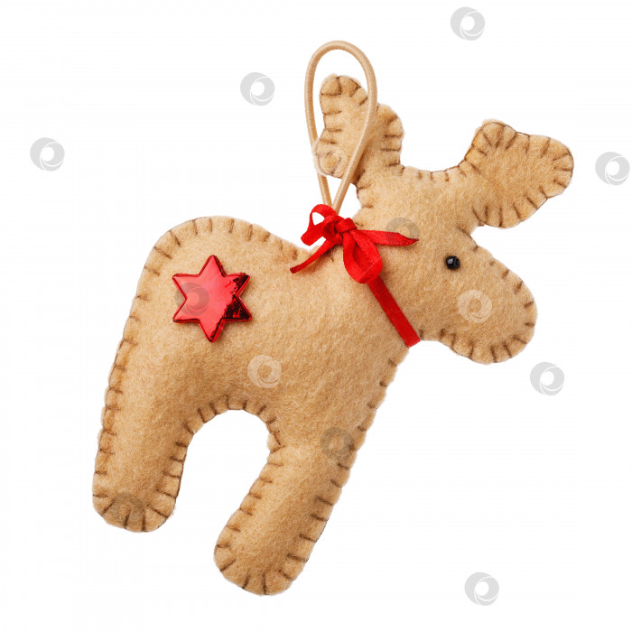 Скачать Мягкая игрушка из текстиля в форме оленя. Рождественское украшение, изолированное на белом фоне, крупным планом фотосток Ozero