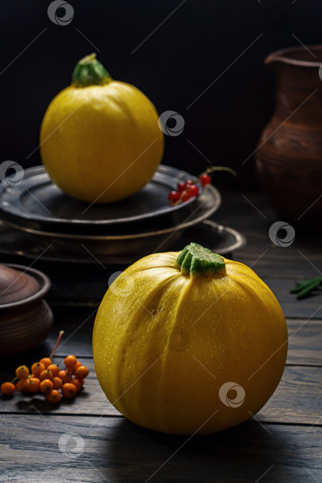 Скачать Круглый желтый кабачок на деревенском столе фотосток Ozero