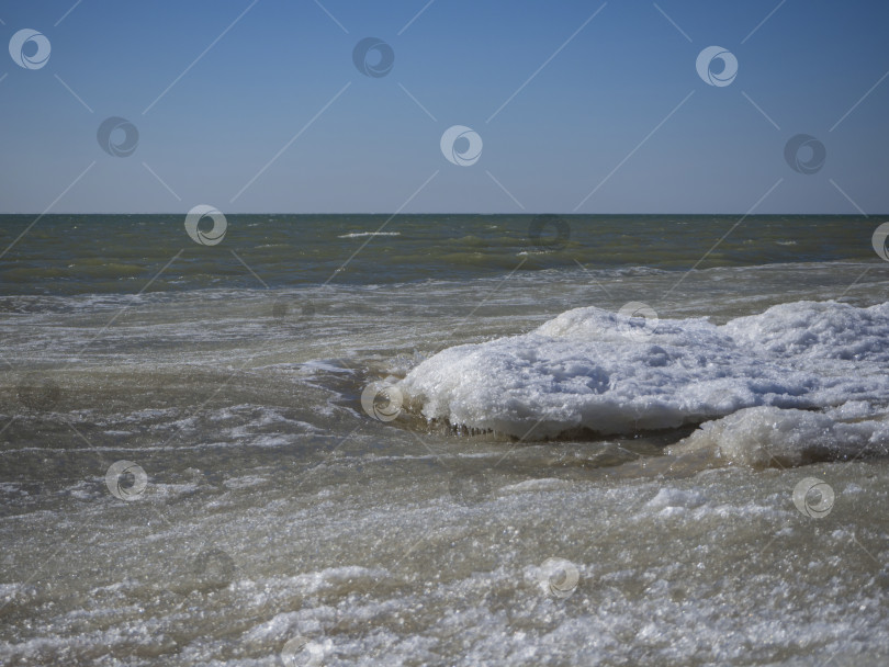 Скачать Морские волны, сделанные из снежно-ледяной каши. Глыбы льда и снега  фотосток Ozero