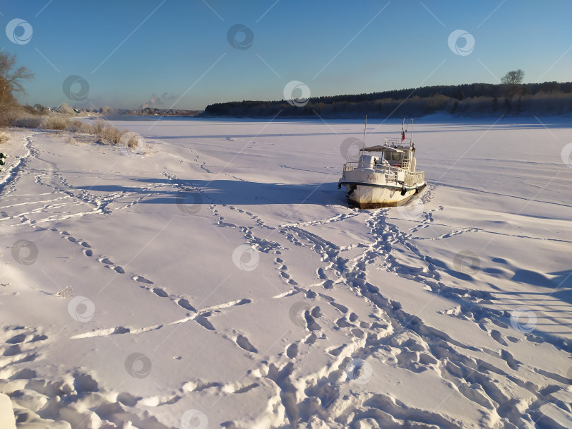 Скачать Белый теплоход замерз в реке фотосток Ozero