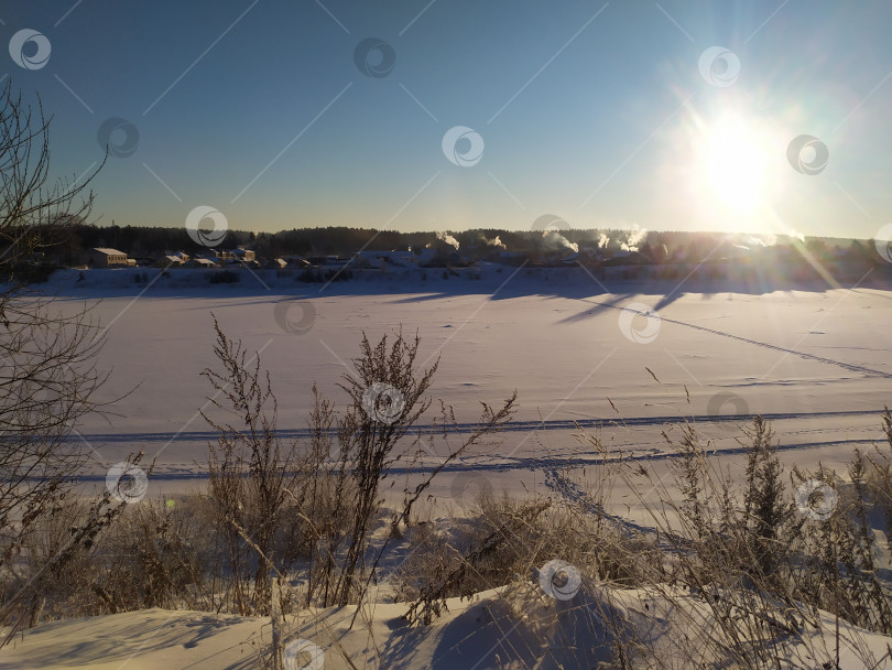 Скачать Зимний пейзаж с заснеженной рекой фотосток Ozero