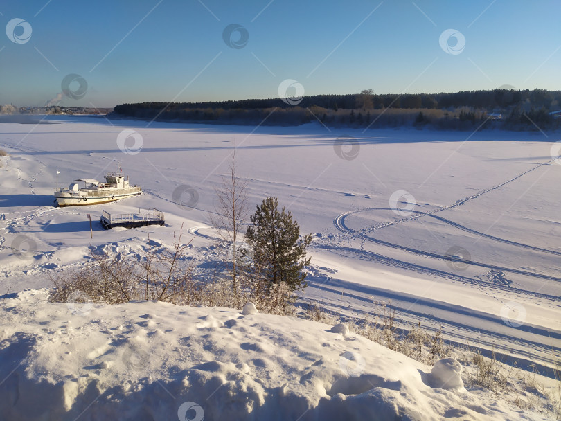 Скачать Замерзшая река фотосток Ozero