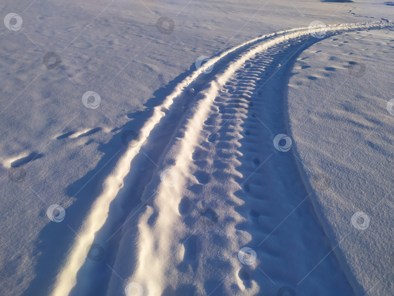 Скачать Следы машины на снегу фотосток Ozero