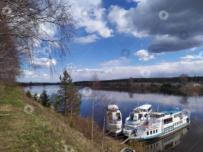 Скачать Два белых теплохода на берегу реки фотосток Ozero