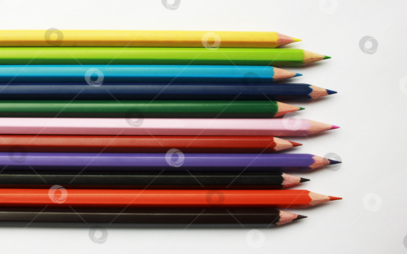 Скачать 11 деревянных цветных карандашей на белом фоне фотосток Ozero