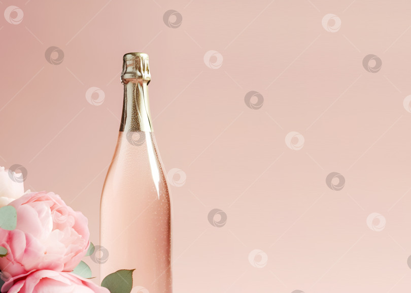 Скачать Бутылка розового вина или шампанского на розовом фоне с пионами фотосток Ozero