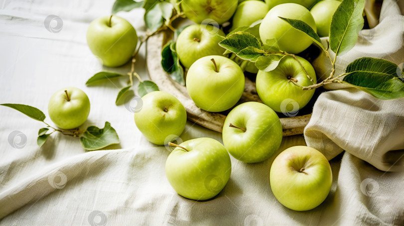 Скачать Спелые свежие зеленые яблоки на столе с льняной скатертью фотосток Ozero