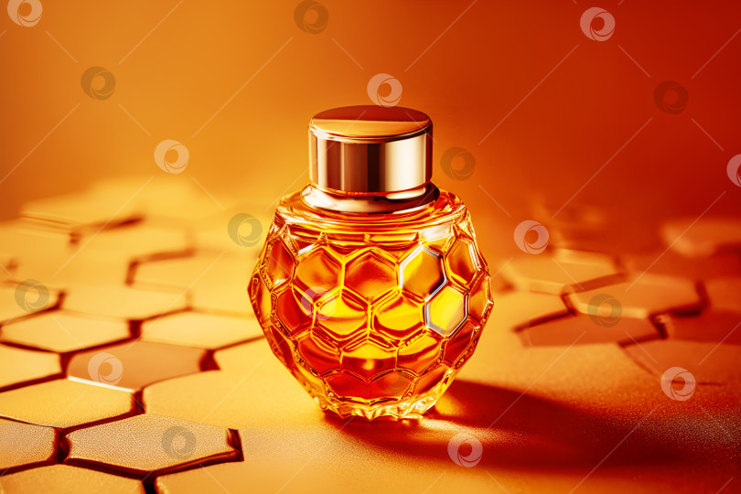 Скачать Стеклянная баночка с жидким цветочным медом или медовым косметическим средством на абстрактном золотом фоне фотосток Ozero
