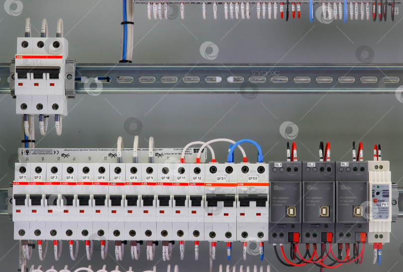 Скачать Автоматические выключатели тока для защиты электрических нагрузок, установленные в электрическом распределительном щите. фотосток Ozero