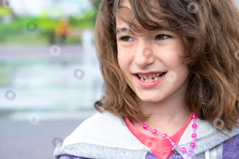 Скачать Беззубая счастливая улыбка девушки с выпавшим нижним молочным зубом c фотосток Ozero