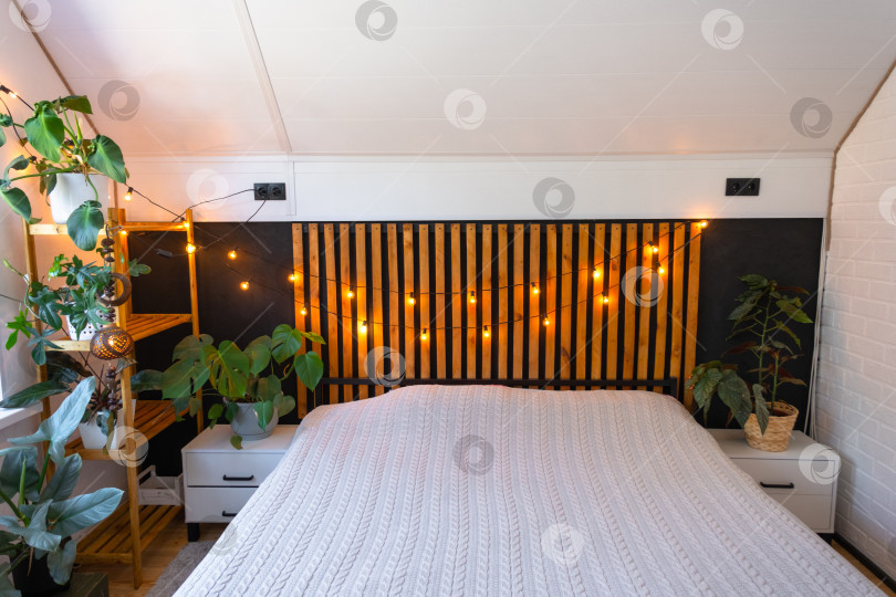 Скачать Интерьер спальни в стиле лофт, черная стена с деревянными рейками, металл фотосток Ozero