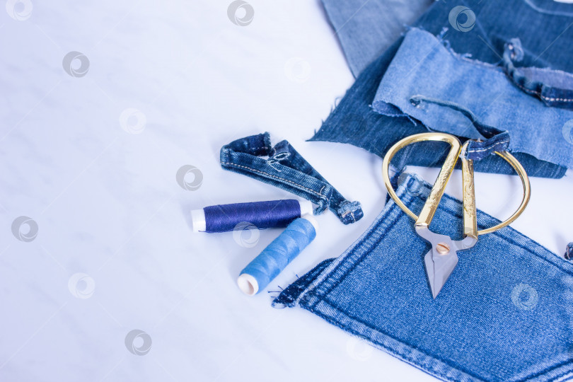 Скачать повторное использование старых джинсов, концепция швейной мастерской, ателье, пошив одежды. фотосток Ozero