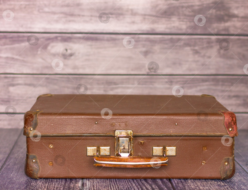 Скачать винтажный чемодан в стиле 50-х годов на фоне деревянной стены или текстуры, фотография крупным планом. концепция путешествия. пространство для копирования фотосток Ozero