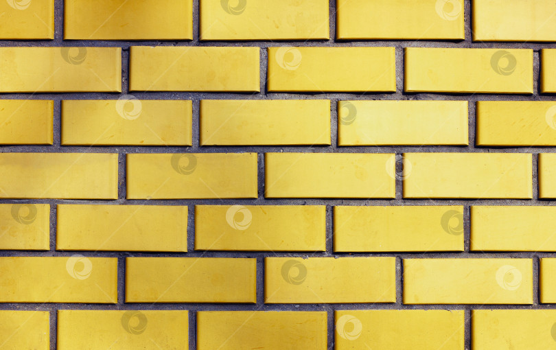 Скачать желтая кирпичная стена из натурального камня с небольшой тенью. концепция строительства и продажи отделочных материалов. фотосток Ozero