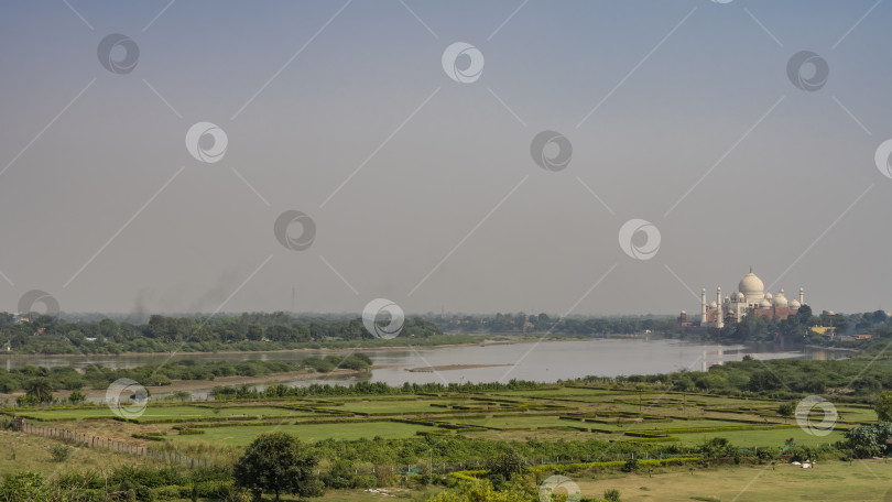 Скачать Вид на Тадж-Махал со смотровой площадки Красного форта. фотосток Ozero