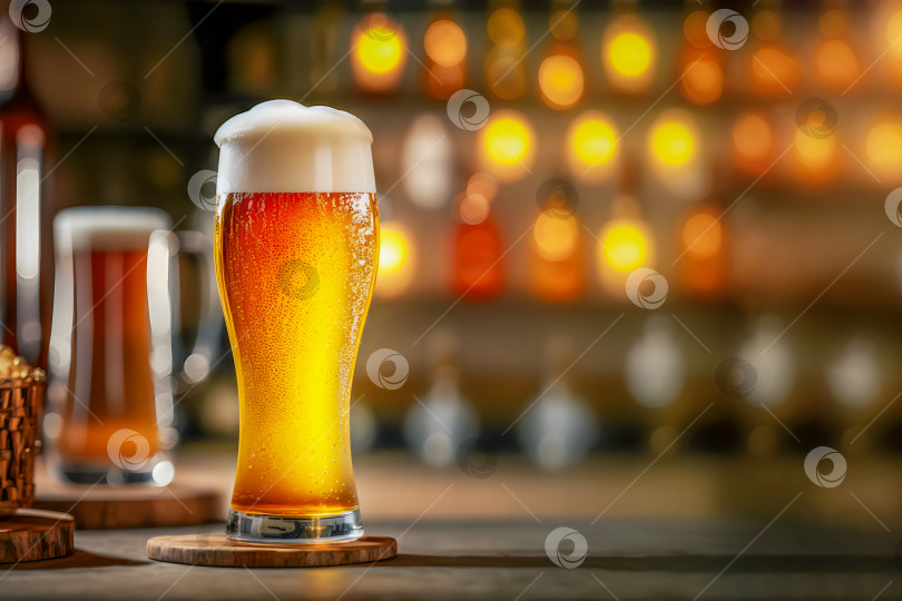 Скачать Бокал светлого пива на деревянной барной стойке на размытом фоне интерьера темного бара фотосток Ozero
