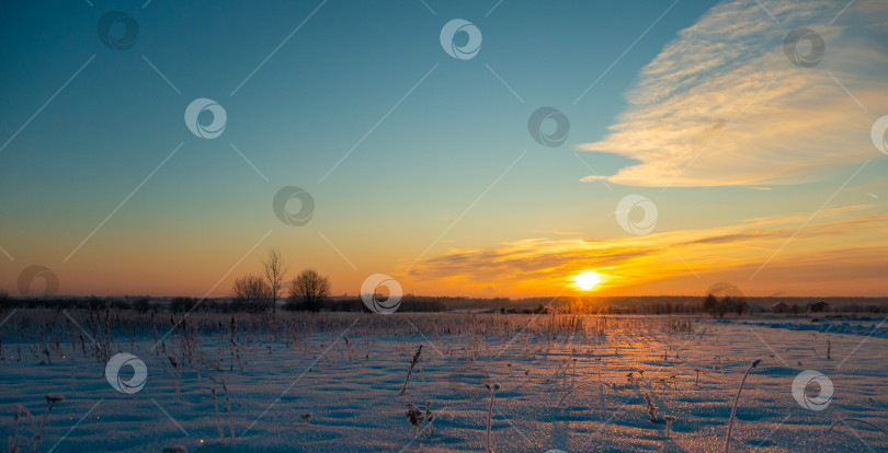 Скачать Красивый закат с дорожками на фоне снежной зимы фотосток Ozero