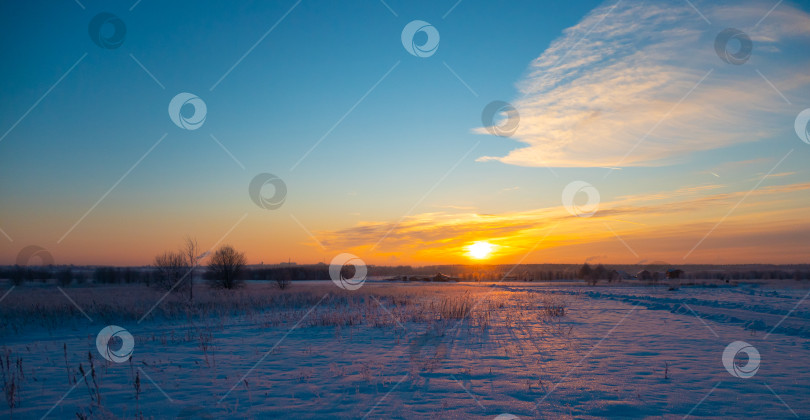 Скачать Прекрасный закат с дорожками на фоне снежной зимы фотосток Ozero