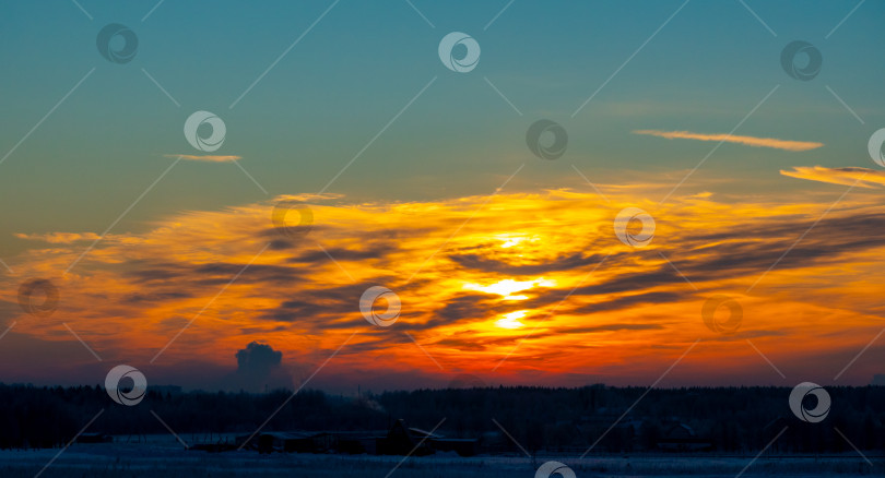 Скачать Красивый закат с дорожками на фоне снежной зимы фотосток Ozero