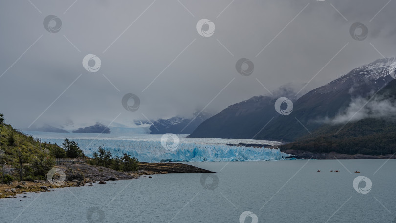 Скачать Прекрасный голубой ледник Перито-Морено фотосток Ozero