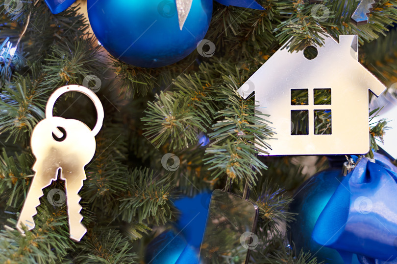 Скачать Украшение рождественской елки в виде ключей от квартиры и нового дома. Пожелания на новый год фотосток Ozero