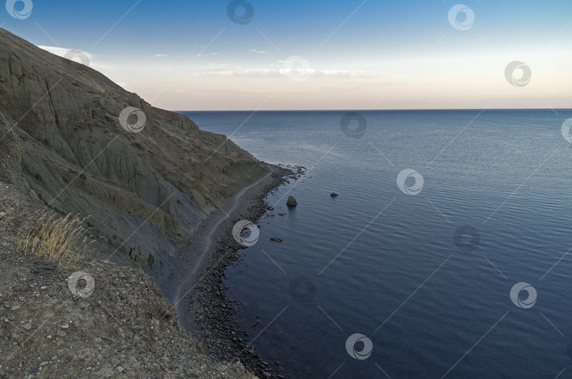 Скачать Тропа проходит вдоль набережной. Крым. фотосток Ozero