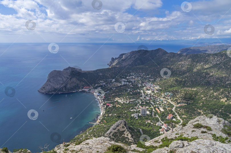 Скачать Побережье Черного моря. Вид с вершины горы. Крым, сентябрь фотосток Ozero