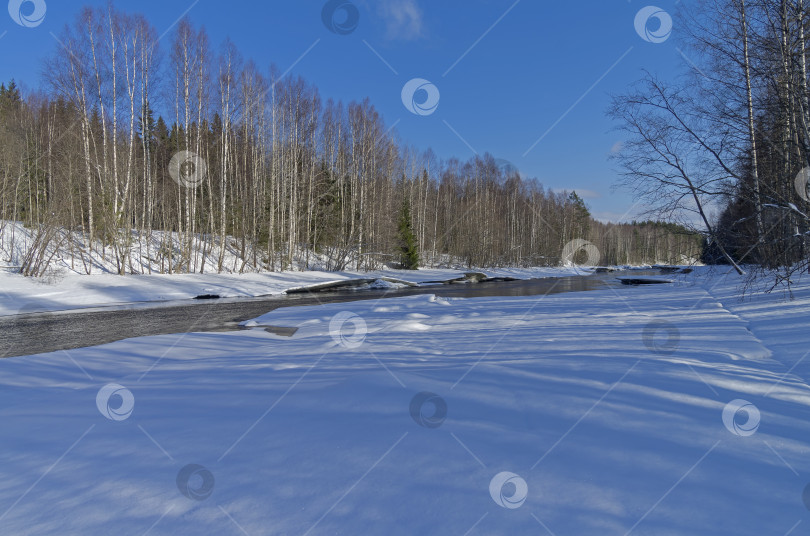 Скачать Незамерзшая река в конце зимы фотосток Ozero