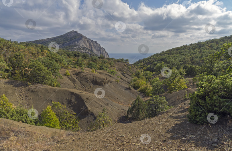 Скачать Ущелье в Крымских горах фотосток Ozero