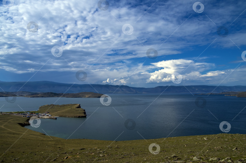 Скачать Облака над озером Байкал. фотосток Ozero